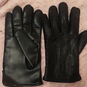 Size large black leather gloves by Devon by gates